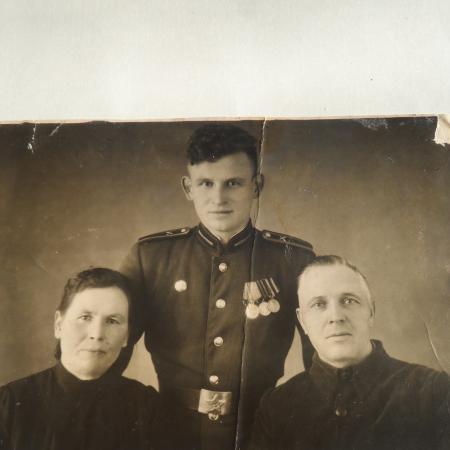 Иван Карнаух с родителями