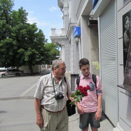 Марк Яблонский и его сын Леонид на открытии мемориальной доски в Симферополе