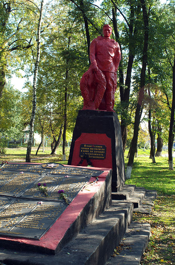 Братская могила в сквере Советской Армии