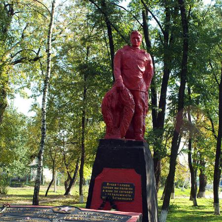 Братская могила в сквере Советской Армии