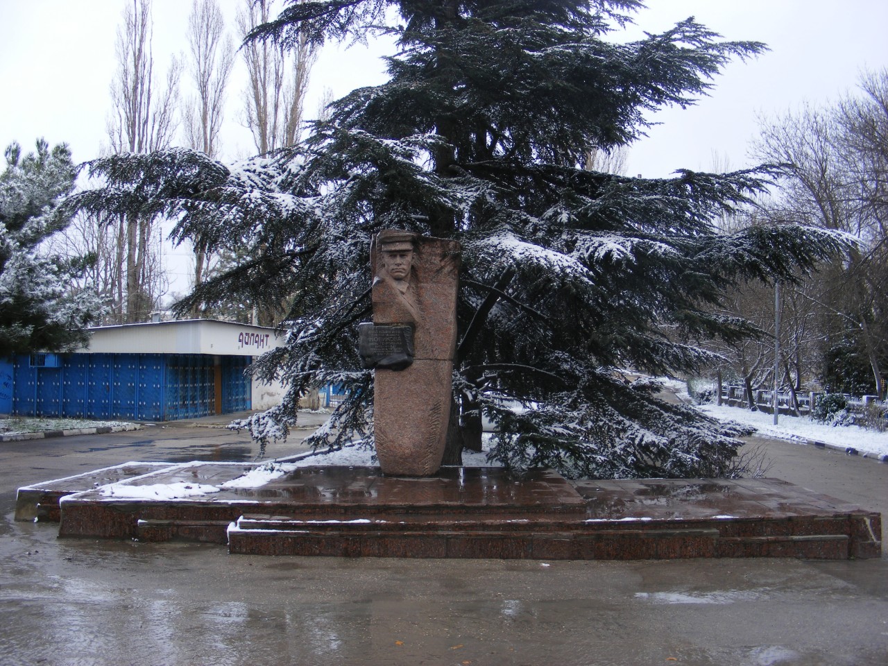 Памятник генерал-майору Новикову