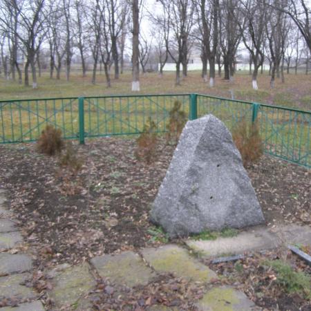 Братская могила в сквере на ул. Лагерная в пгт. Щорск Криничанского района