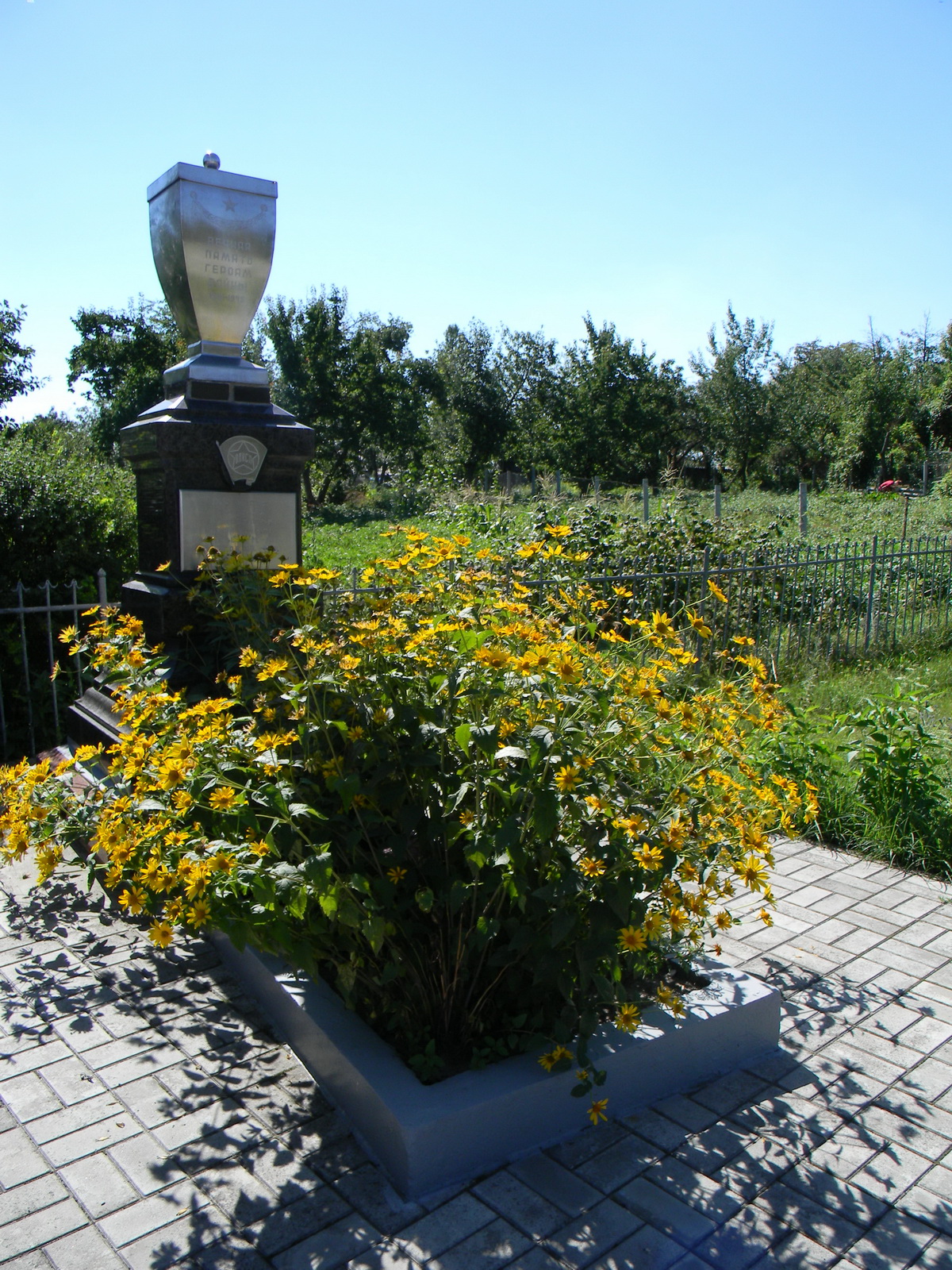 Могила подпольщиц на Лучанском кладбище в г. Сумы 