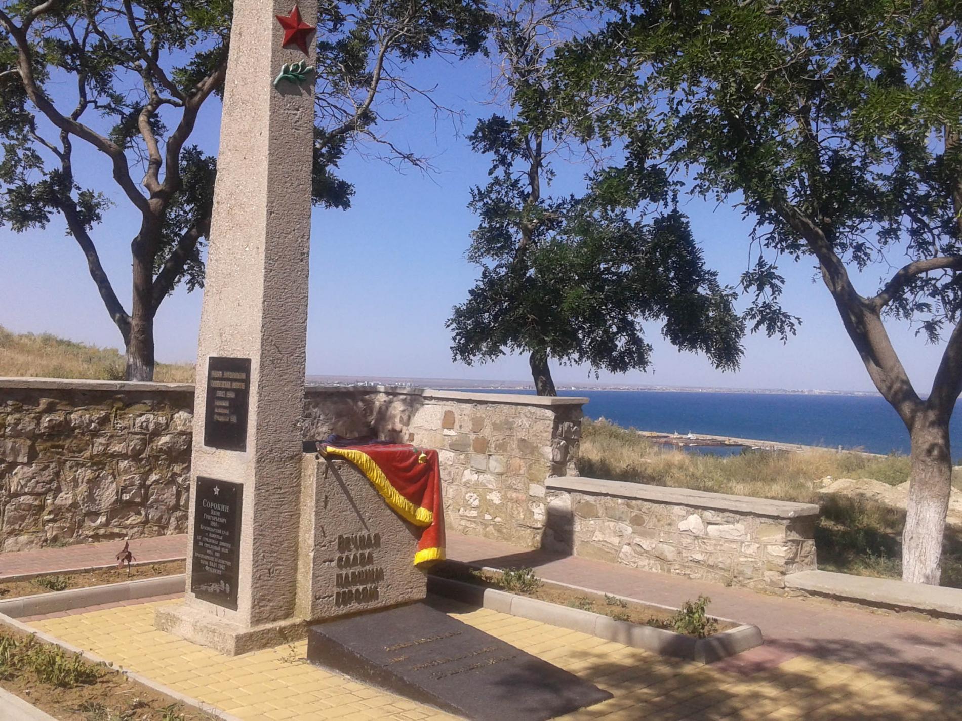 г. Митридат (Башня Св. Фомы), братское воинское захоронение