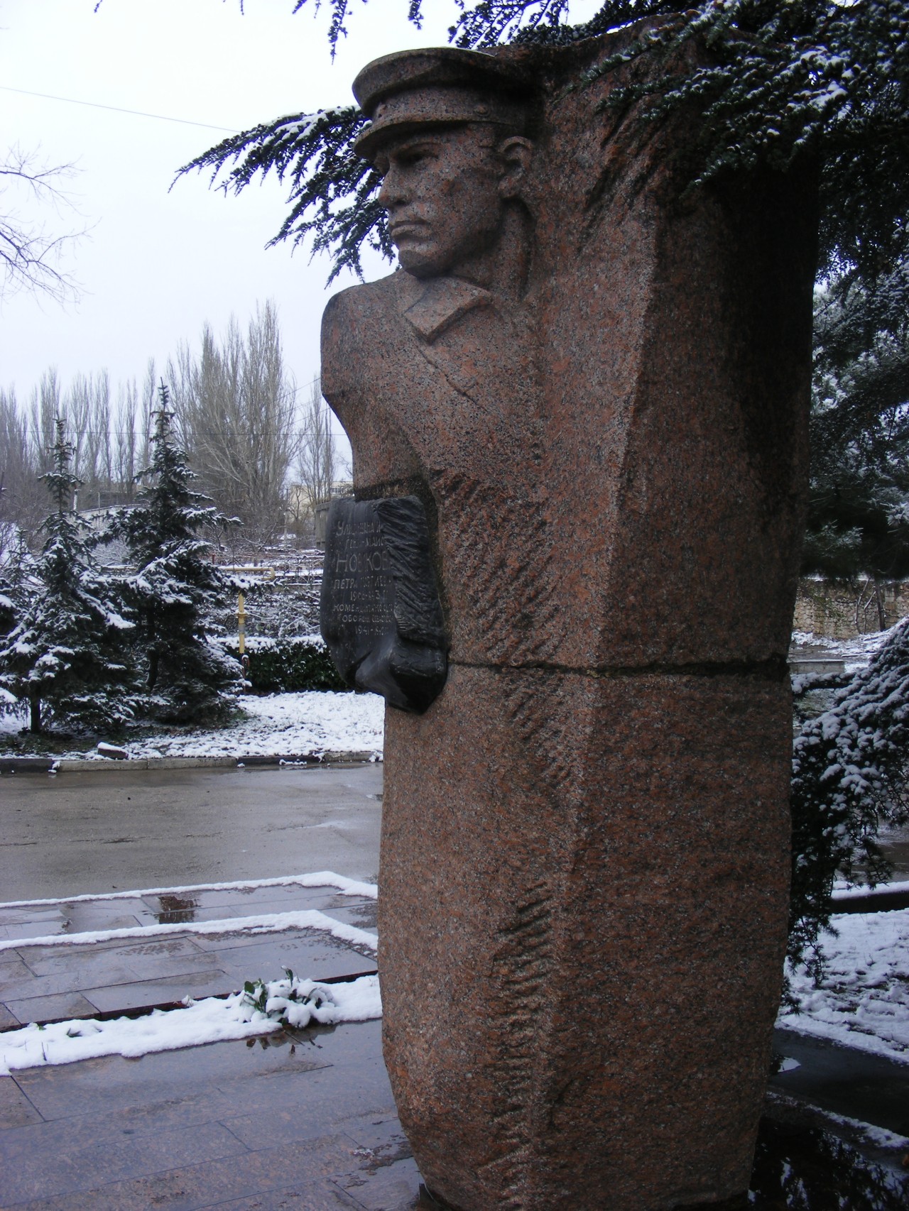 Памятник генерал-майору Новикову