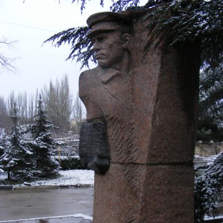 Памятник генерал-майору Новикову