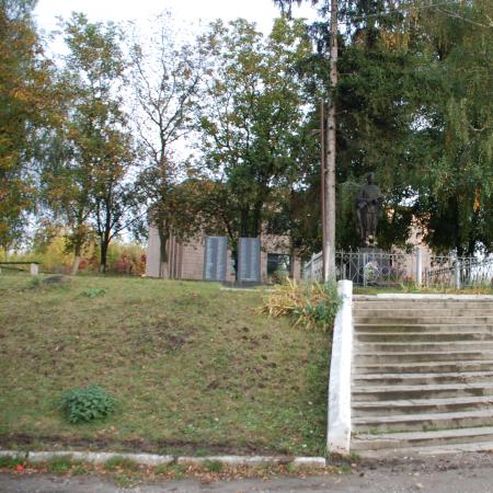 Братская могила в с. Грищенцы Каневского района 