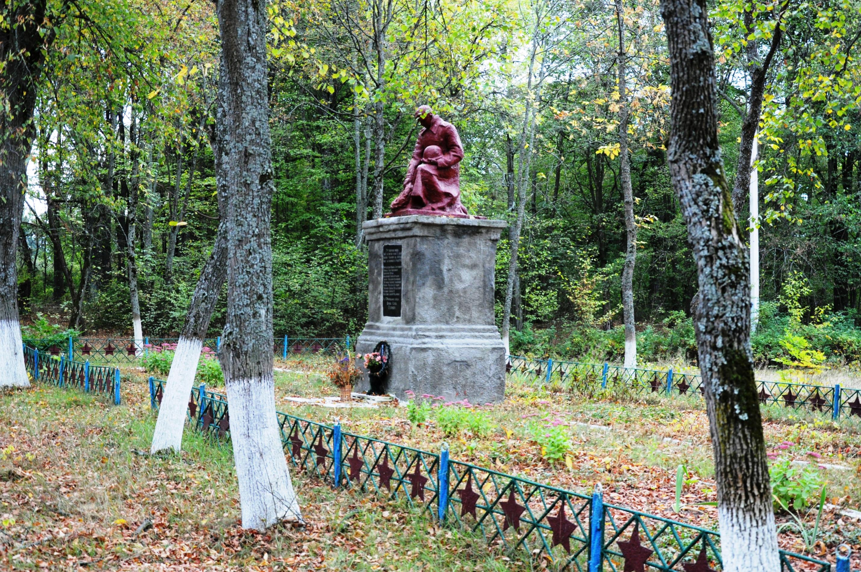Братская могила в центральном парке с. Ушомир Коростенского района