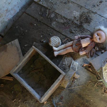 Отчего-то куклы в брошенных домах смотрятся наиболее жутко