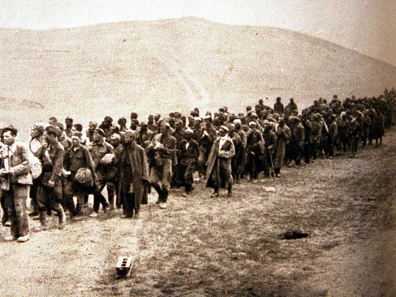 Колонну пленённых солдат уводят из Керчи, 1942 год.
