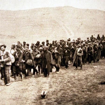 Колонну пленённых солдат уводят из Керчи, 1942 год.