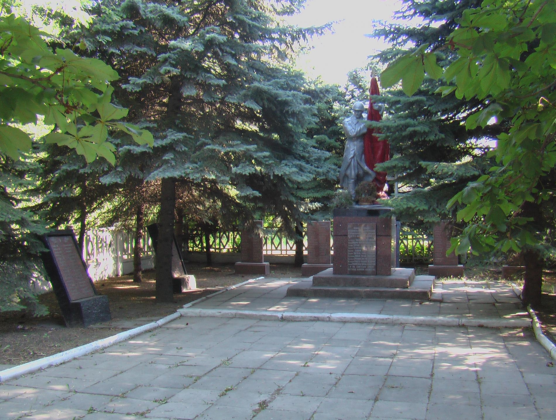 Братская могила в г. Комсомольское Старобешевского района
