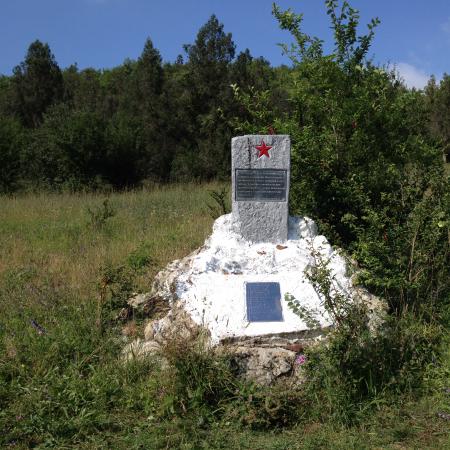 Памятник партизанам, поляна Аша-Тарла (Аша-Манаклар)