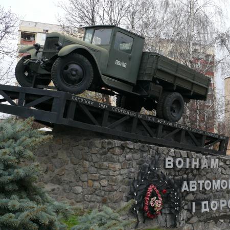 Памятник воинам-автомобилистам на Московской площади