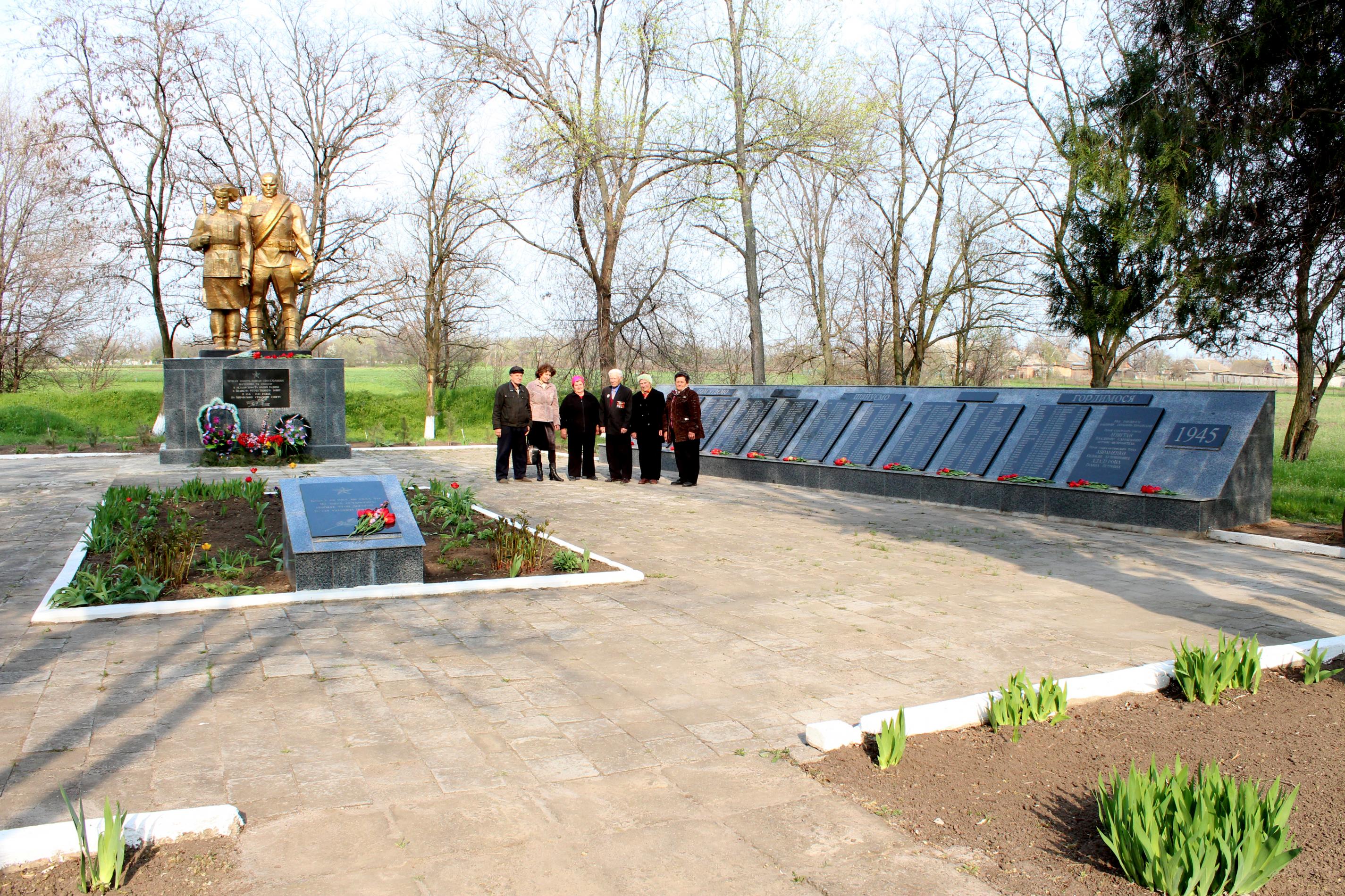 Братская могила в с. Кирово Ореховского района