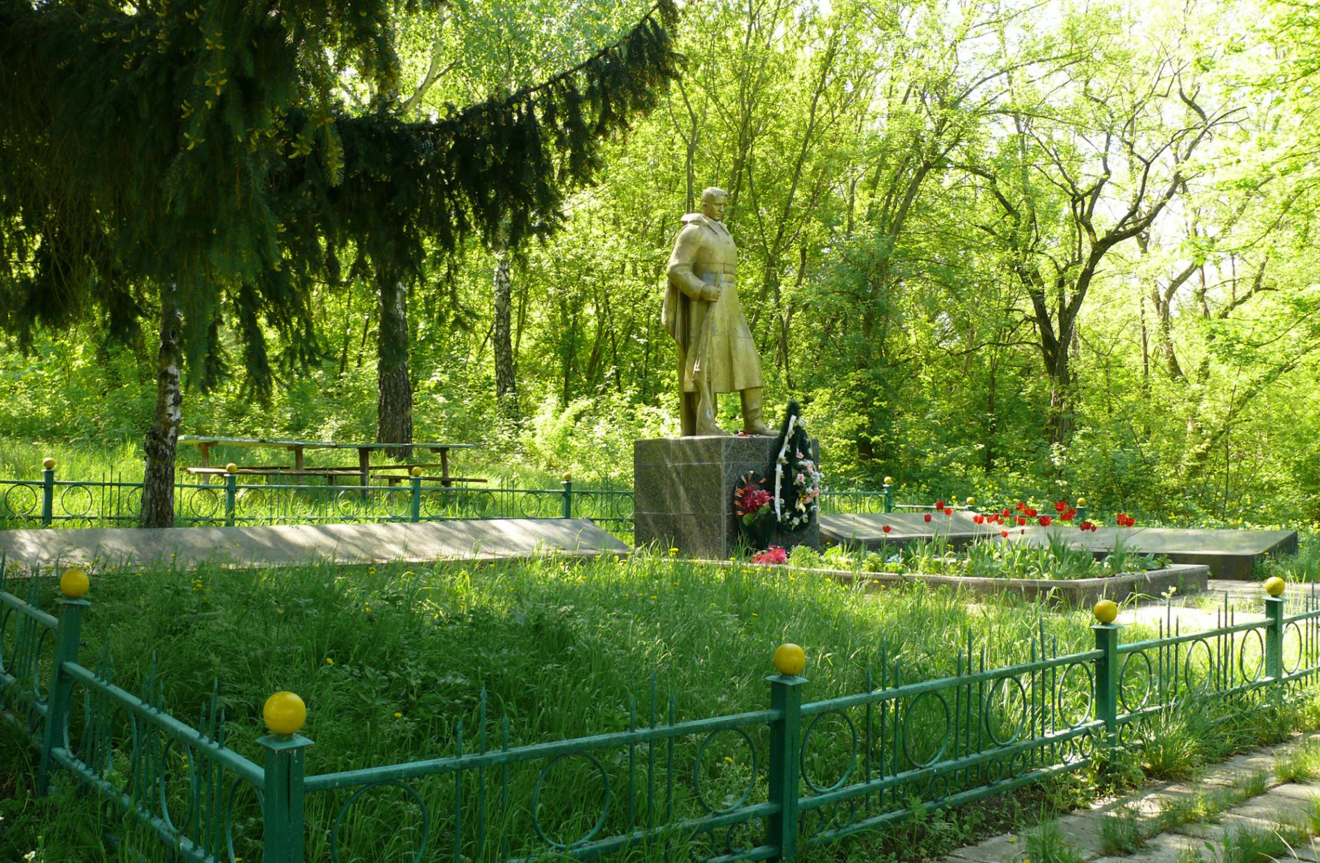 Братская могила в с. Ромашки Мироновского района