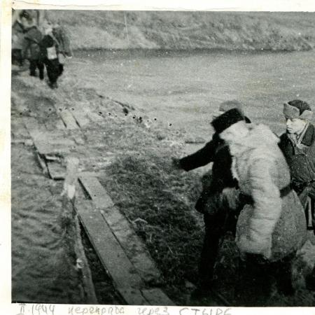 Наведение переправы через р. Стырь, местечко Торговица Волынской обл., февраль 1944 года