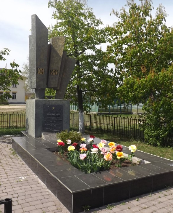 Братская могила у школы в с. Лютеж Вышгородского района
