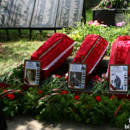 Захоронение бойцов в с. Толокунь 8 мая 2010