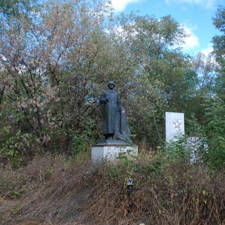 Братская могила в с. Лазирцы Каневского района