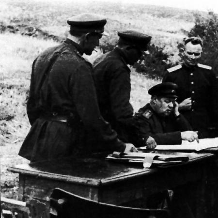Ф. И. Толбухин в центре, начальник штаба С. С. Бирюзов первый справа.