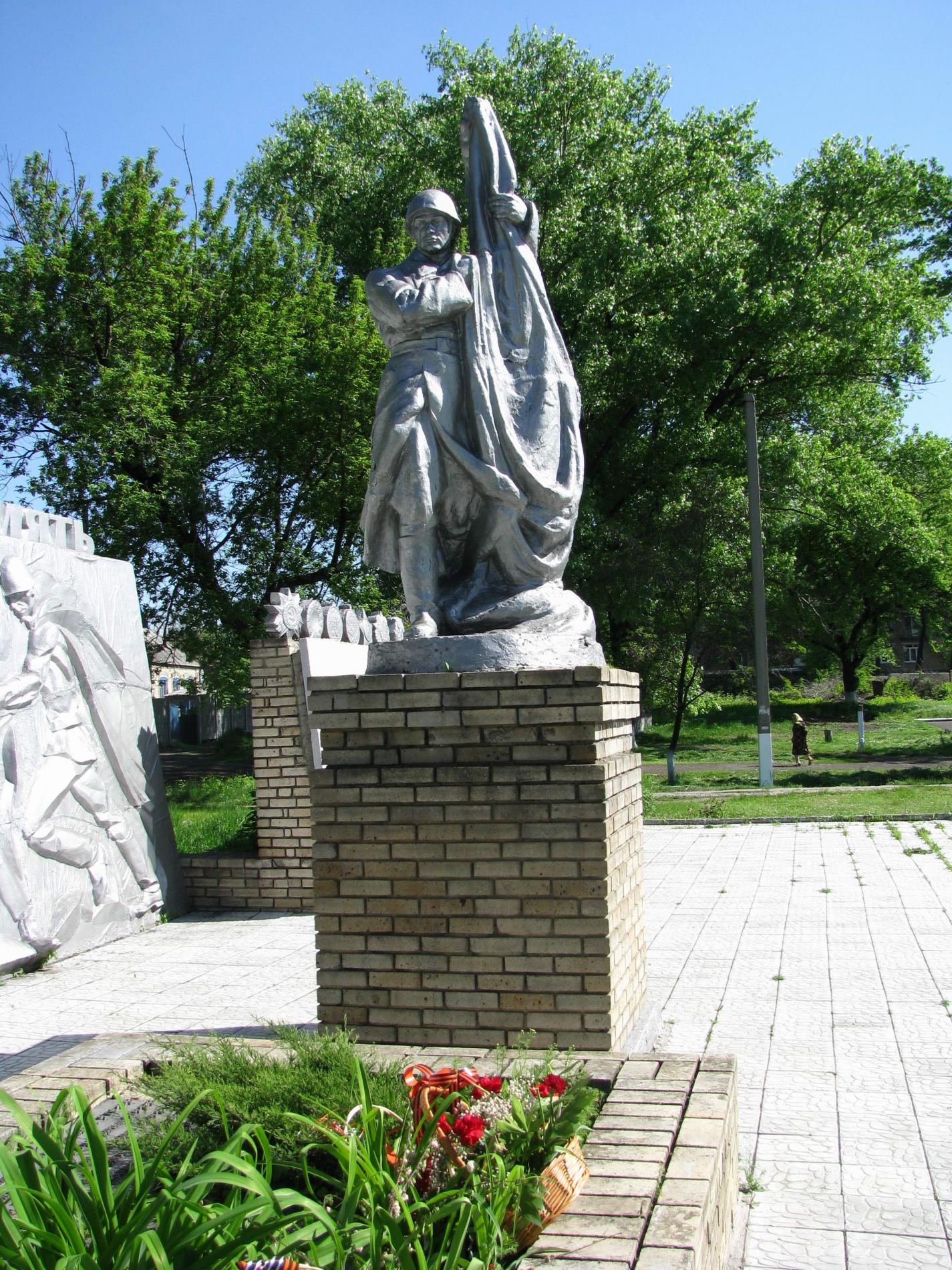 Братская могила Воинов ВОВ с. Старомихайловка Марьинского района Донецкой области