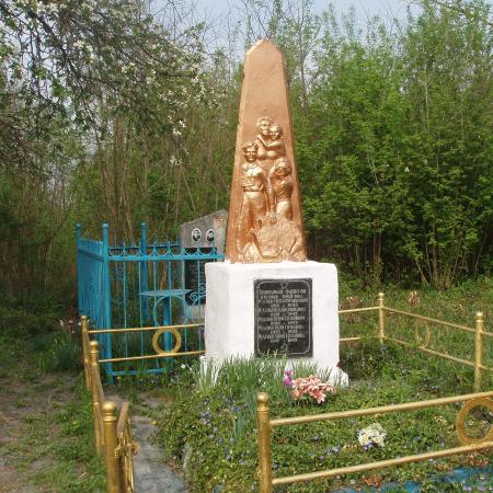 Могила партизанской семьи в с. Черкас Белоцерковского района