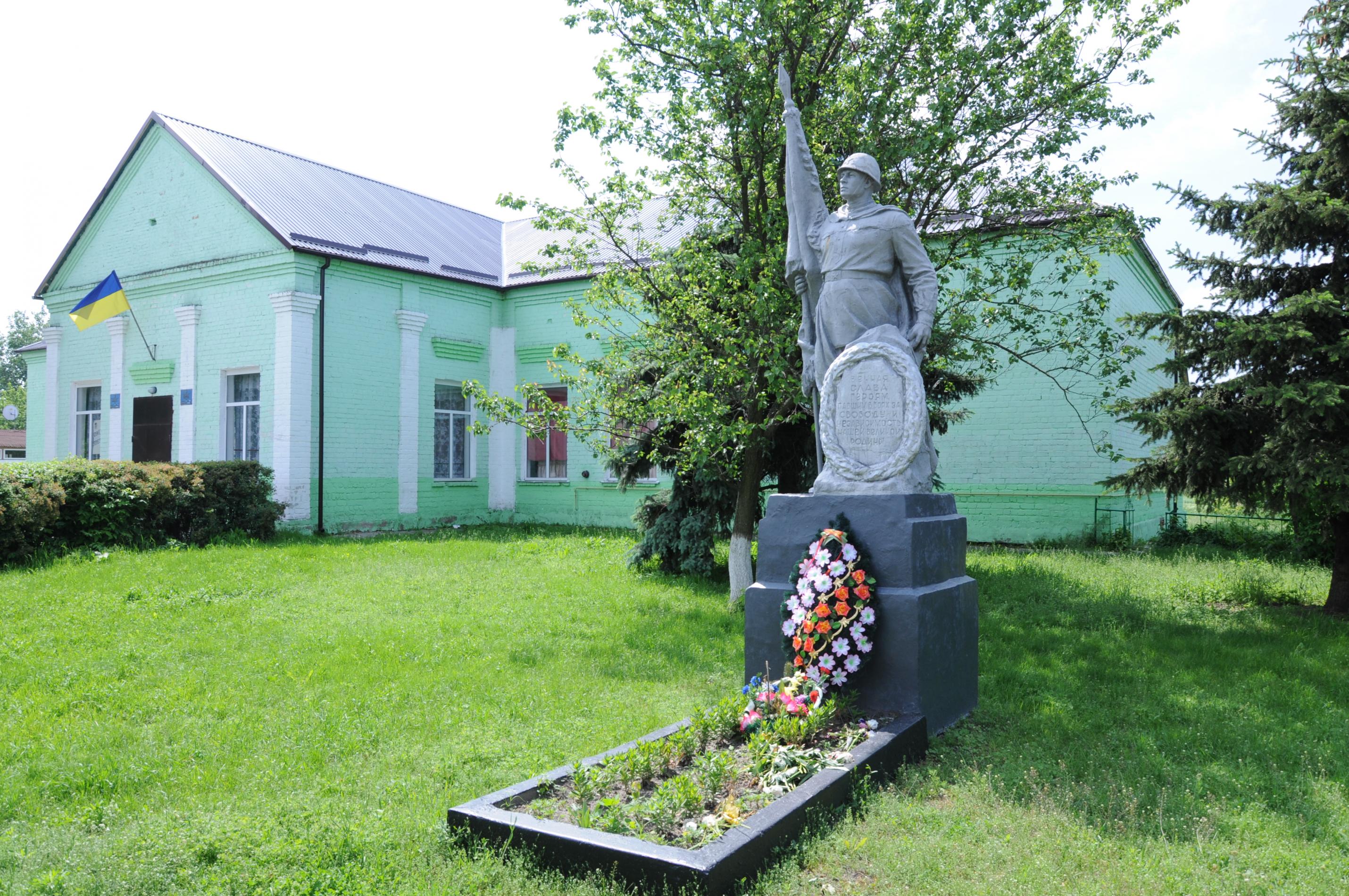 Братская могила у клуба в с. Бзов