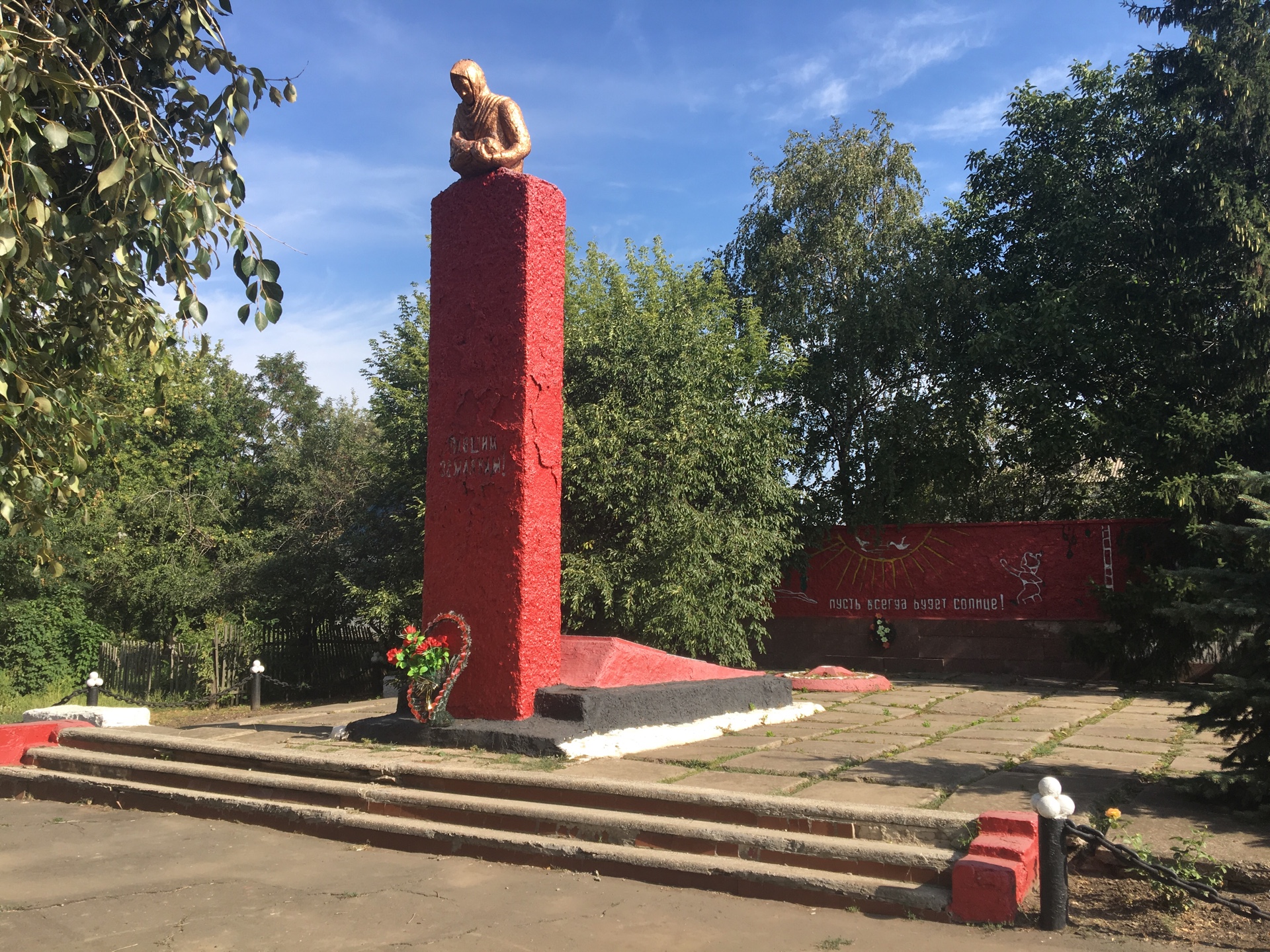 Братская могила в с. Золотые Пруды Александровского района