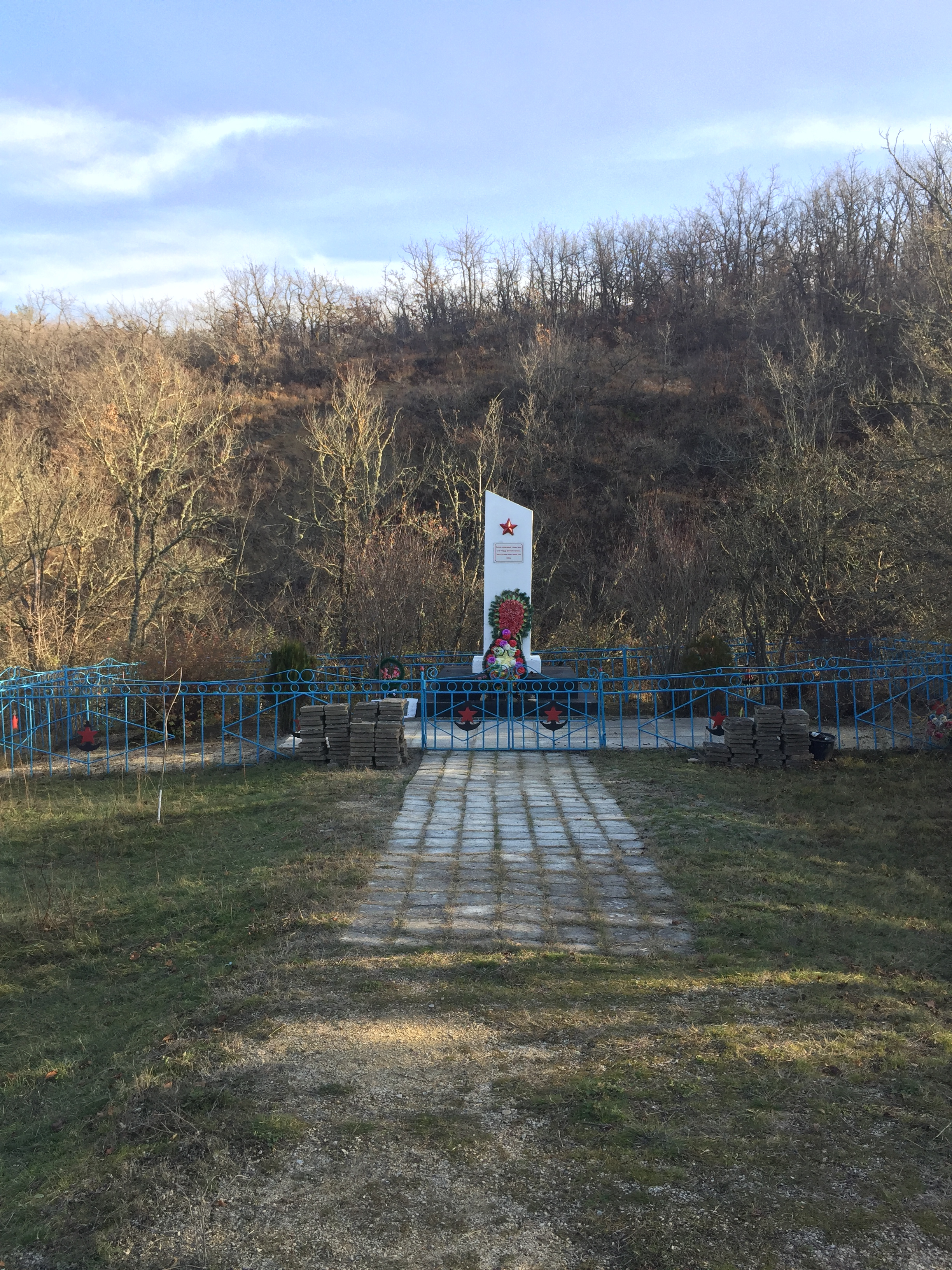 Памятник Морякам-десантникам и летчику