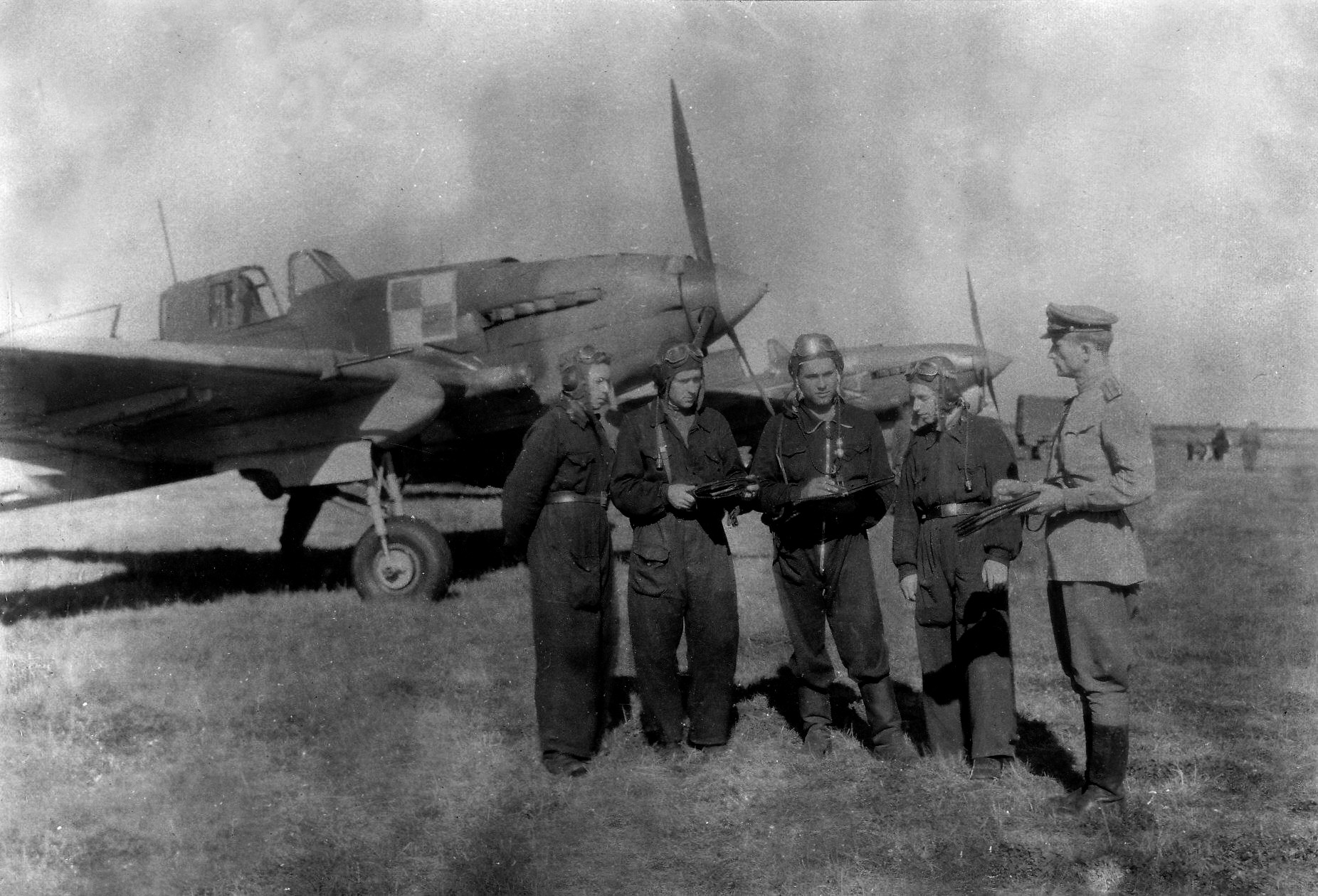Летчики 8-го польского штурмового авиаполка и советский офицер на фоне Ил-2, 1944 г.