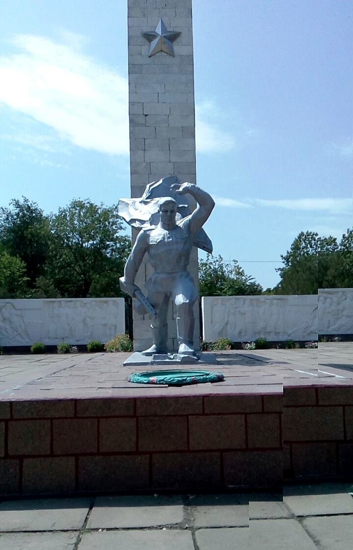 Братская могила у автовокзала в пгт Новотроицкое Херсонской обл.