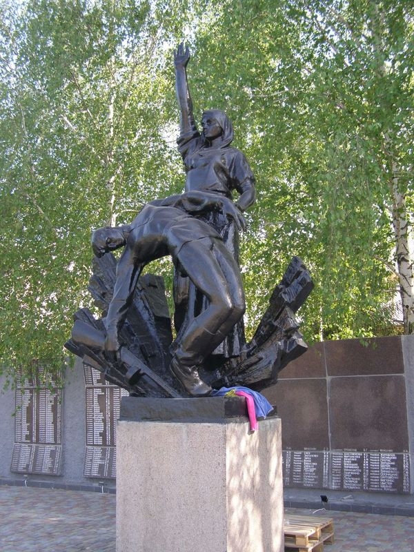 Памятник погибшим землякам в г. Барвенково Харьковской обл. 