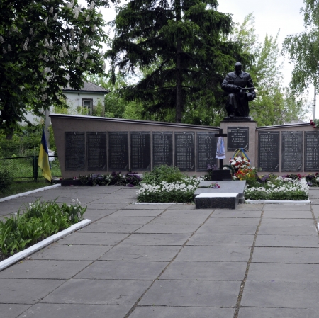 Братская могила и памятник односельчанам в с. Росава Мироновского района