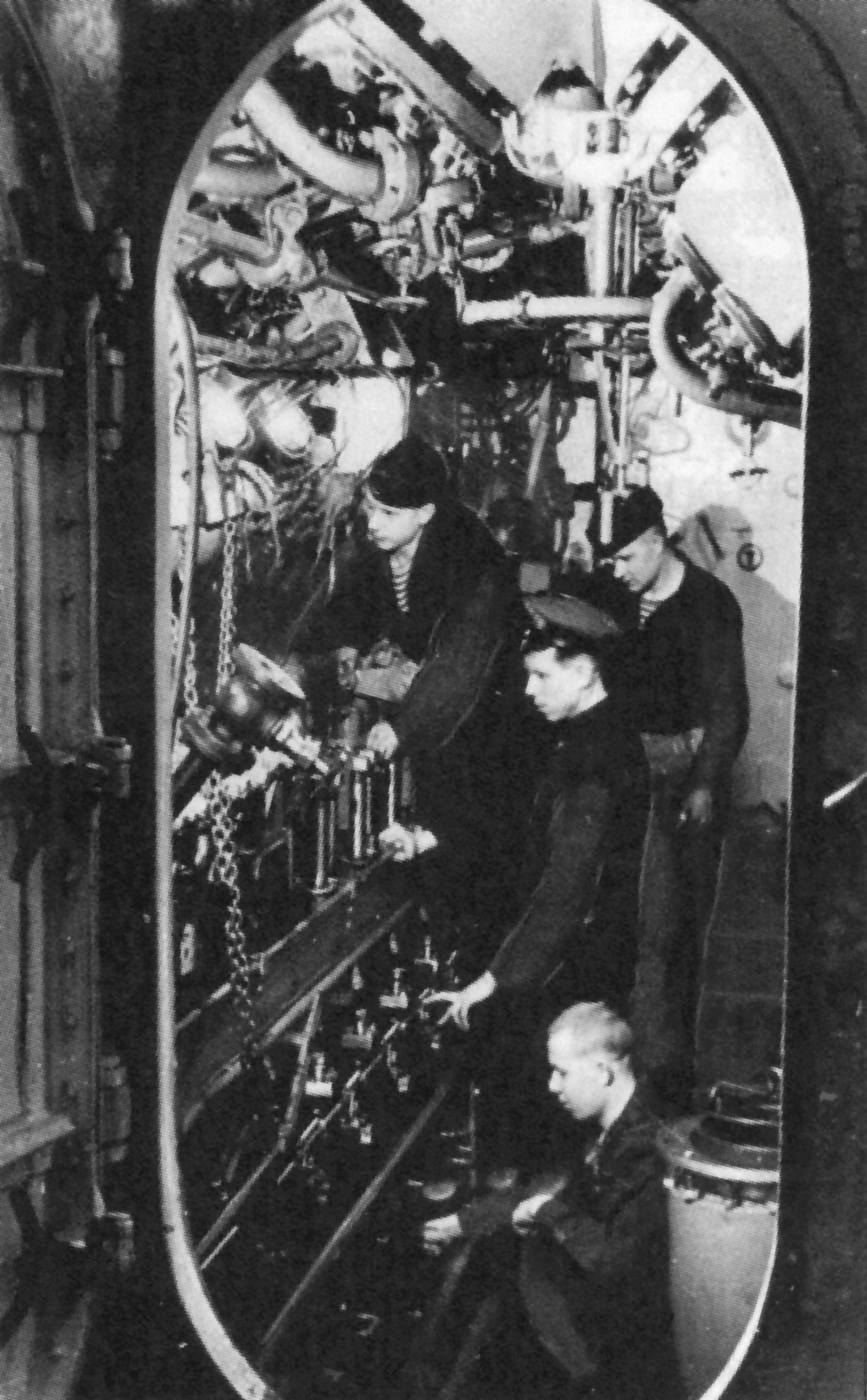 Мотористы советской подводной лодки Щ-406 за ремонтом дизелей.

