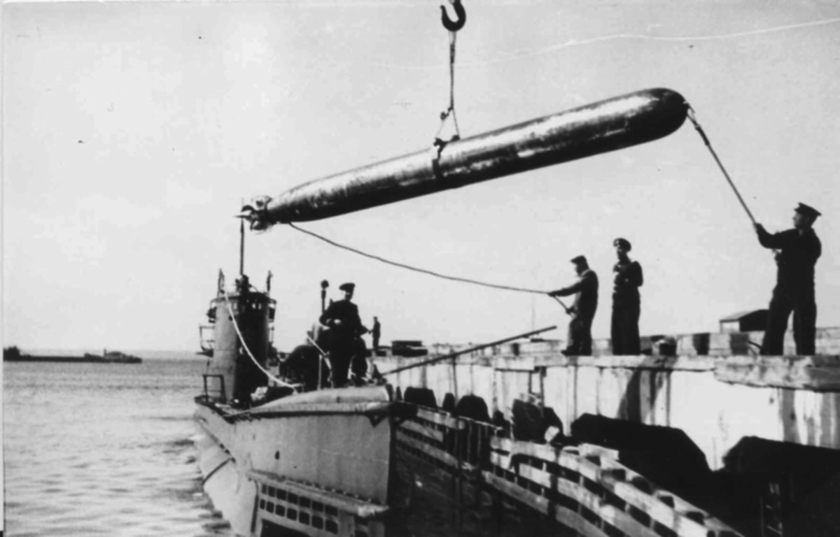 Погрузка торпед на Щ-406