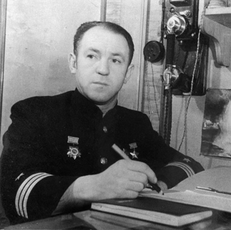 Командир подводной лодки Щ-406 Герой Советского Союза капитан 3-го ранга Евгений Осипов в каюте
