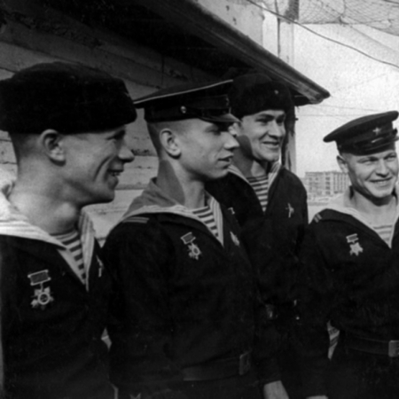 Командир подводной лодки "Щ-406", капитан 3-го ранга Евгений Осипов со старшинами подлодки