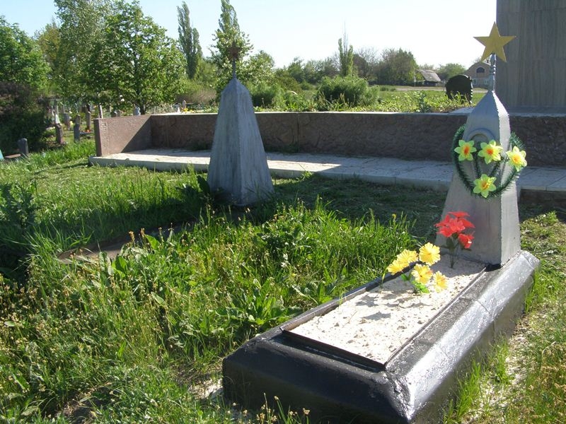 Братская могила на кладбище пгт Святогоровка