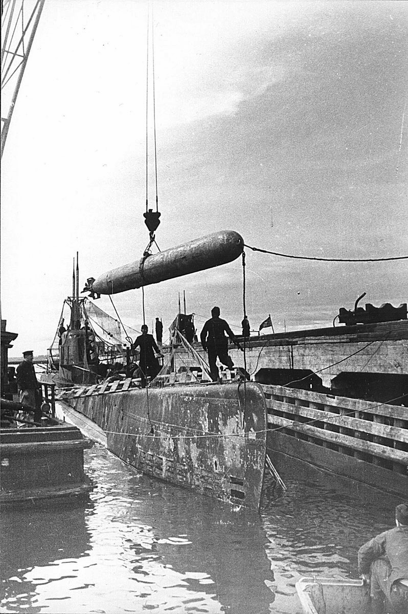 Погрузка торпеды на Щ-320 у причала в Кронштадте