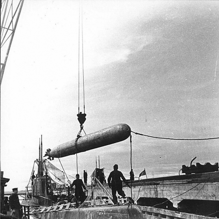Погрузка торпеды на Щ-320 у причала в Кронштадте