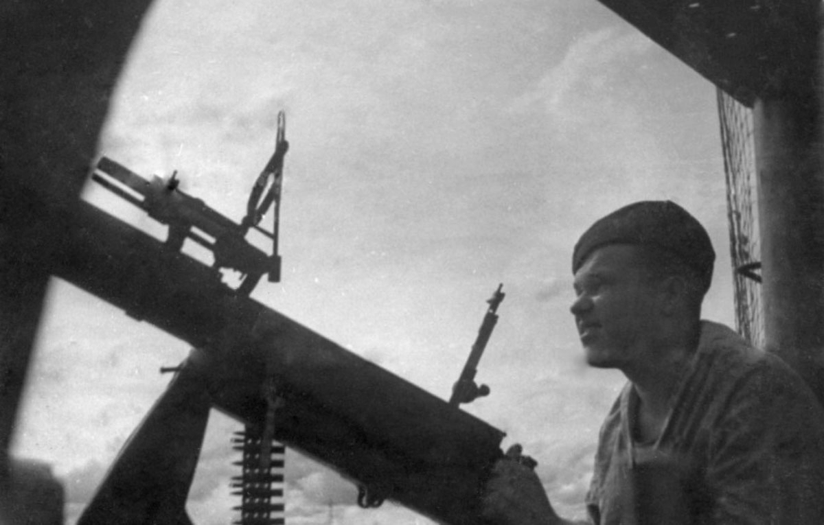 Командир отделения, комендор советской подводной лодки Щ-320 старшина 2-й статьи Иван Рубан у зенитного пулемета