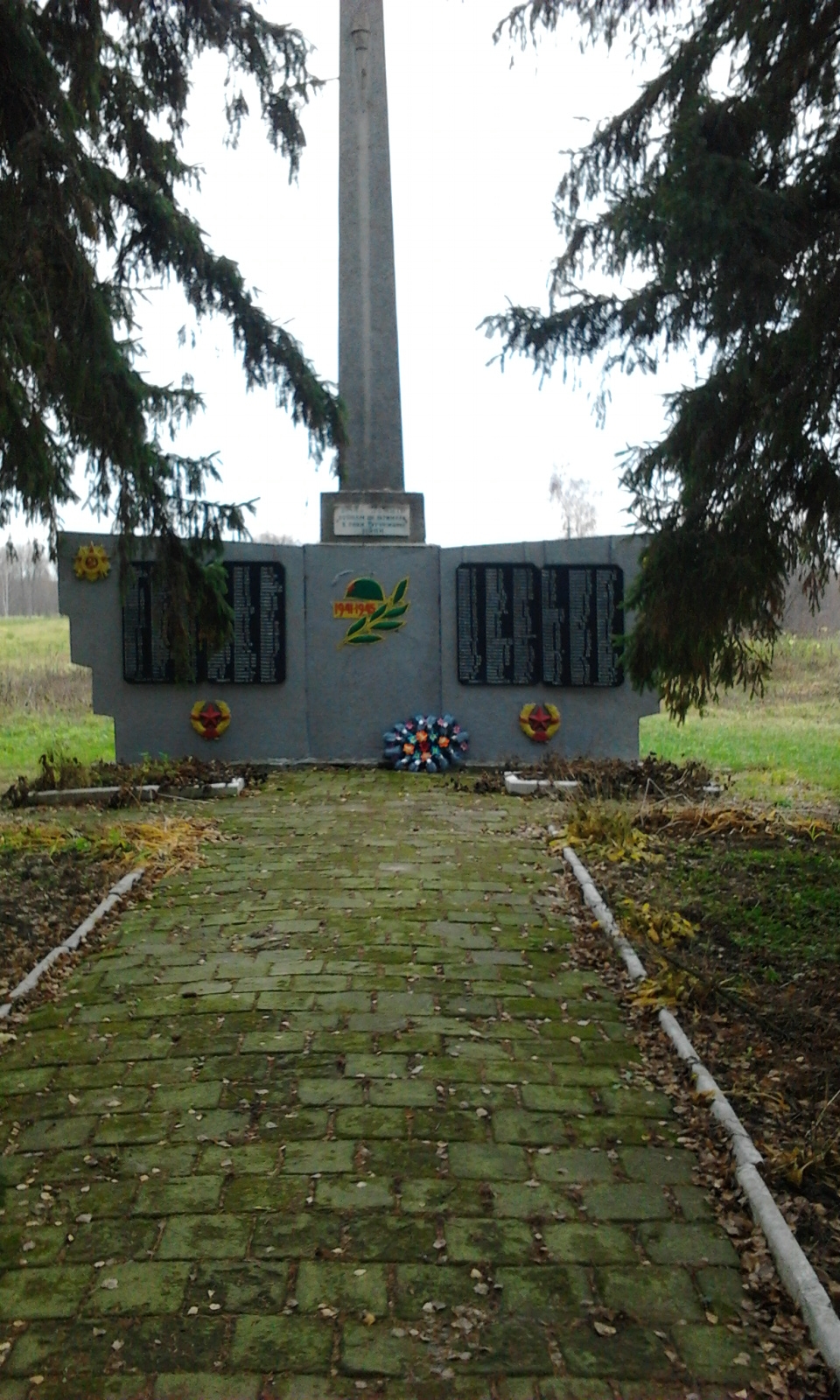 Памятник односельчанам в с. Оленовка Борзнянского района