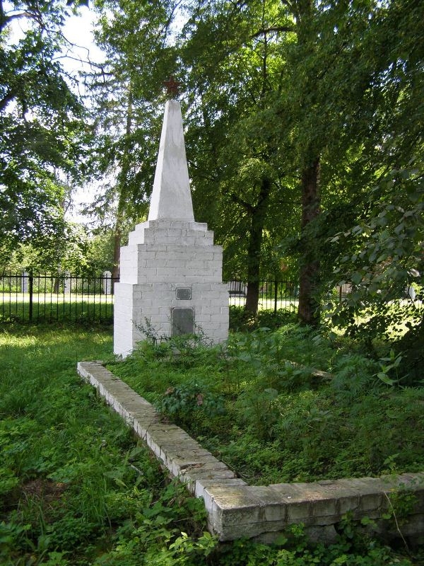 Братская могила возле церкви в с. Дроздовка Куликовского района