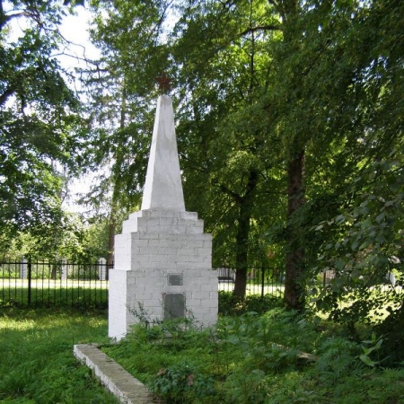 Братская могила возле церкви в с. Дроздовка Куликовского района