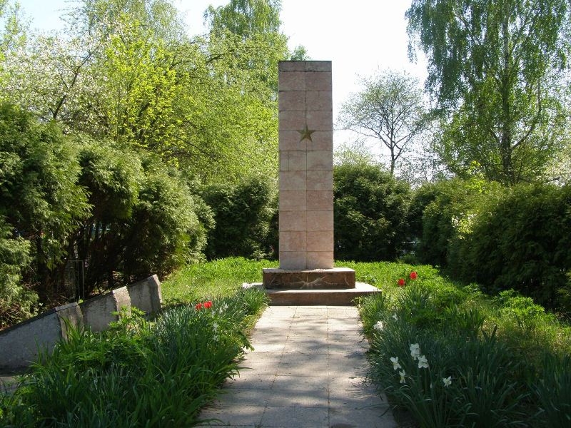 Братская могила возле кладбища в пгт Куликовка