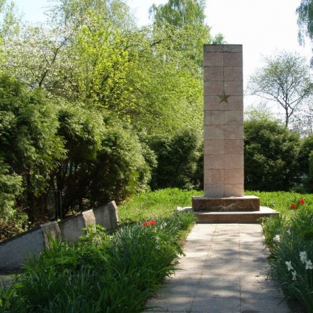 Братская могила возле кладбища в пгт Куликовка
