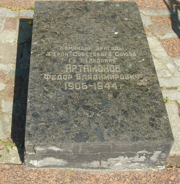 Братская могила в центре пгт Куликовка