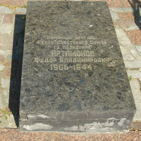 Братская могила в центре пгт Куликовка