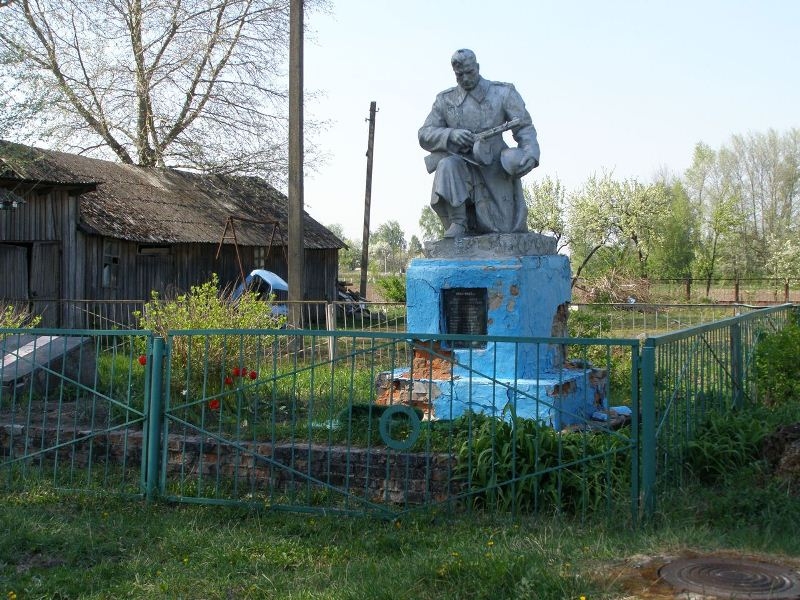 Братская могила у райбольницы в пгт Куликовка